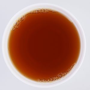 Črni čaj Fujian Bailin Gongfu Superior v skodelici